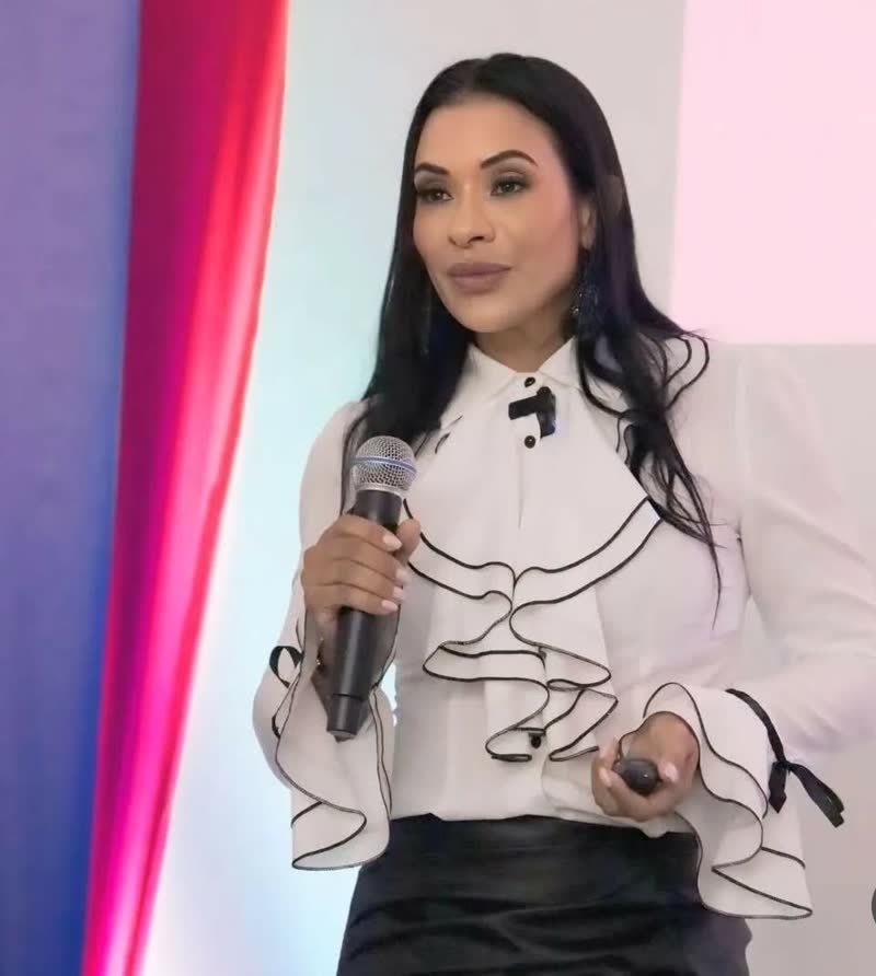Tânia Souza palestrando
